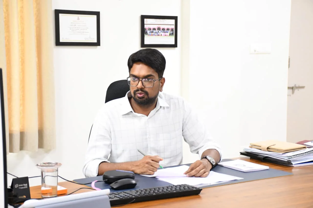 ఆస్తి, నీటి పన్నుల బకాయిలను వసూళ్లు చేయాలని కమీషనర్లను ఆదేశించిన.