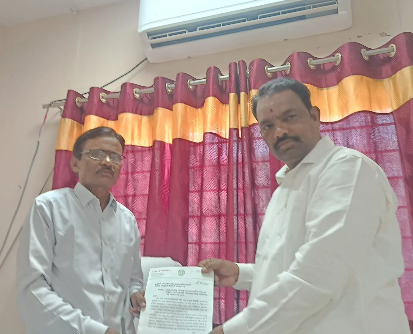 19వ వార్డులోమంచినీటి ఎద్దడిని తీర్చాలని కమిషనర్కు వినతిపత్రం