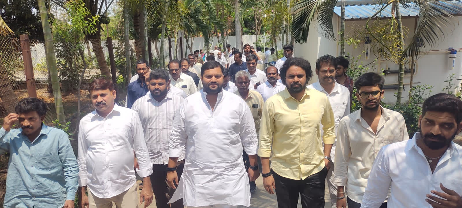 ఈటల రాజేందర్  ని  స్వగృహంలో మర్యాదపూర్వకంగా కలసిన చెరుకుపల్లి భరత్ సింహ రెడ్డి