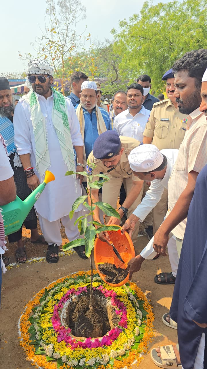 రంజాన్ పండుగ సందర్భంగా ముస్లిం సోదరులకు శుభాకాంక్షలు తెలిపిన పెద్దపల్లి డీసీపీ బి.రామ్ రెడ్డి