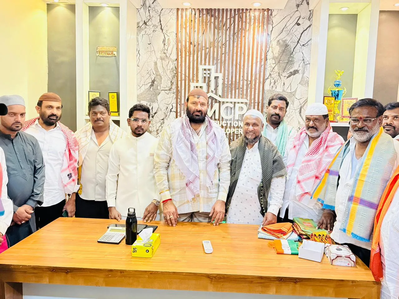 ముస్లిం సోదరులతో కలిసి రంజాన్ వేడుకల్లో పాల్గొన్న   కూన శ్రీశైలం గౌడ్….
