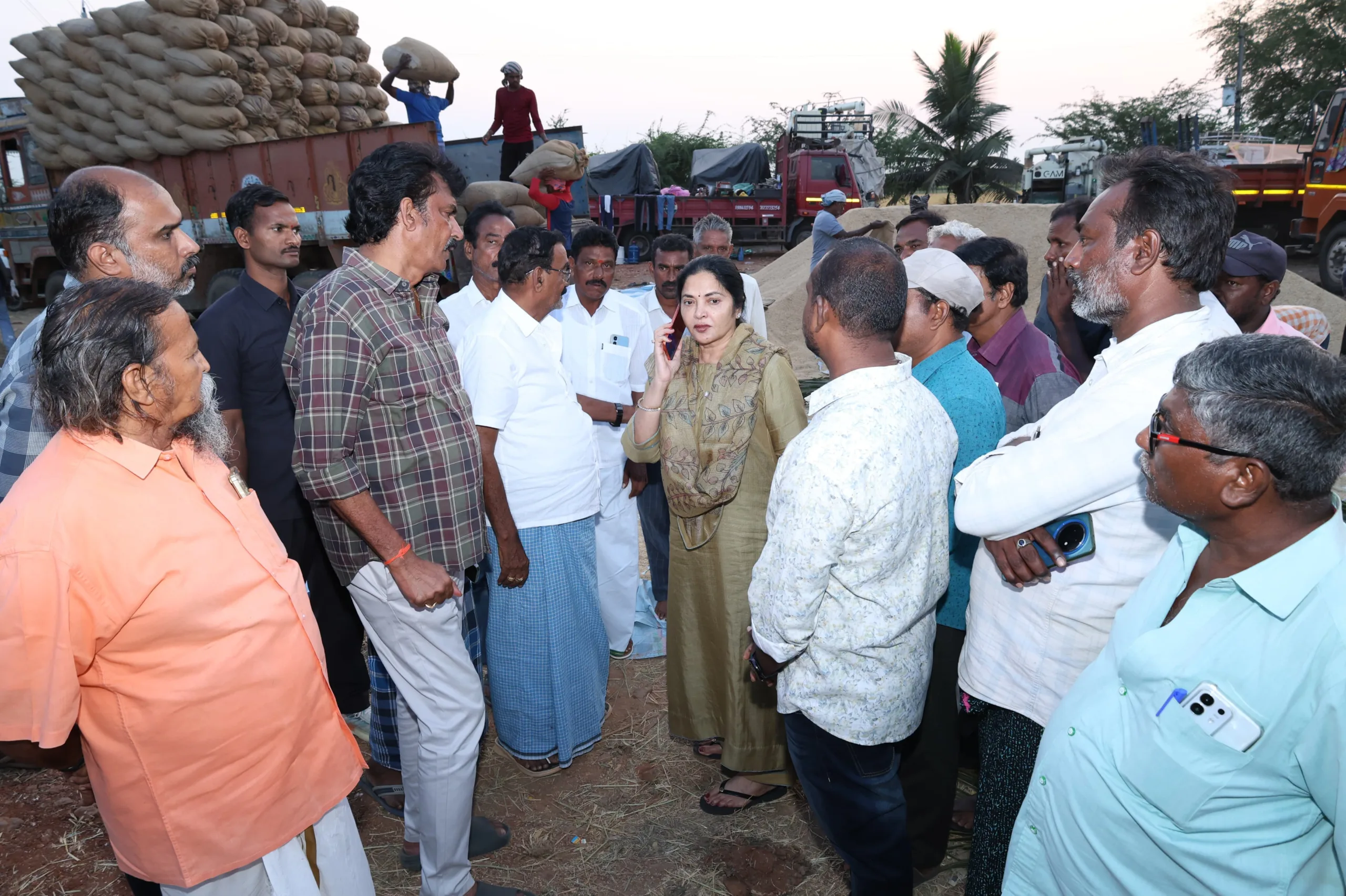 విడవలూరులోని వావిల్ల రోడ్ లో ధాన్యం సేకరణను ఆకస్మిక పరిశీలన చేసిన కోవూరు ఎమ్మెల్యే ప్రశాంతి రెడ్డి