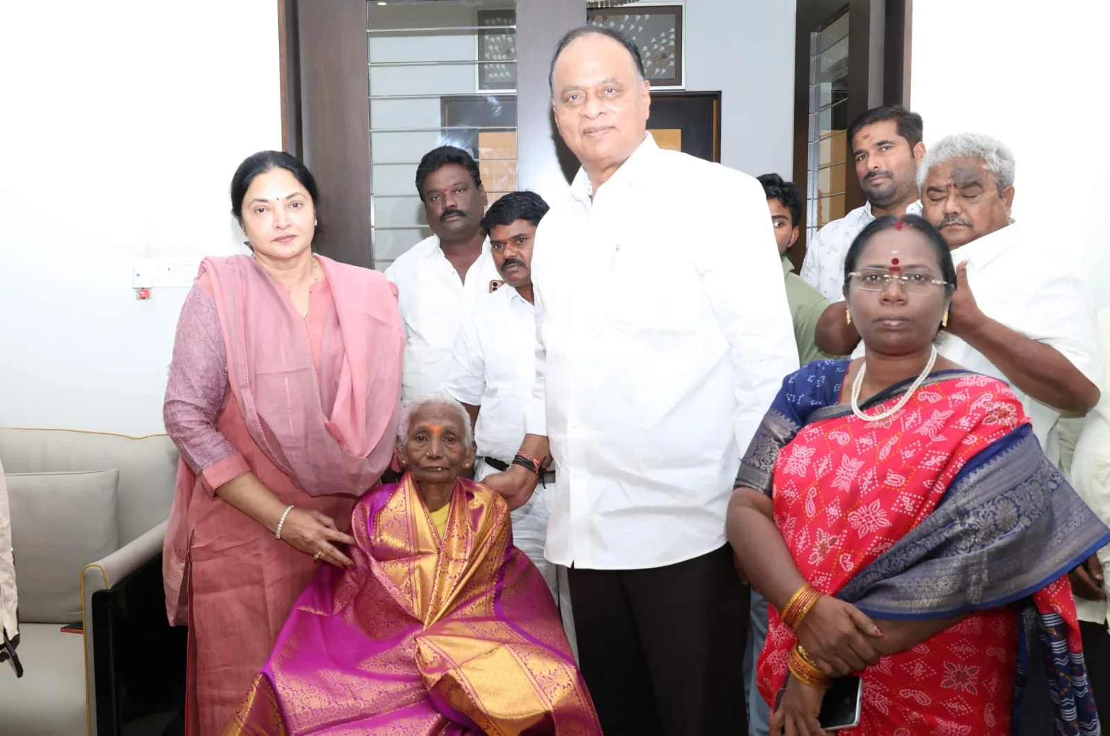 వెటరన్ రన్నర్ రామ సుబ్బమ్మను. యువత ఆదర్శంగా తీసుకోవాలి విపిఆర్ దంపతుల