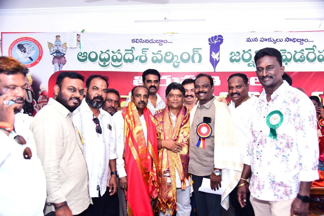ఏపీడబ్ల్యూజే ఫెడరేషన్ జిల్లా అధ్యక్షునికి సన్మానం