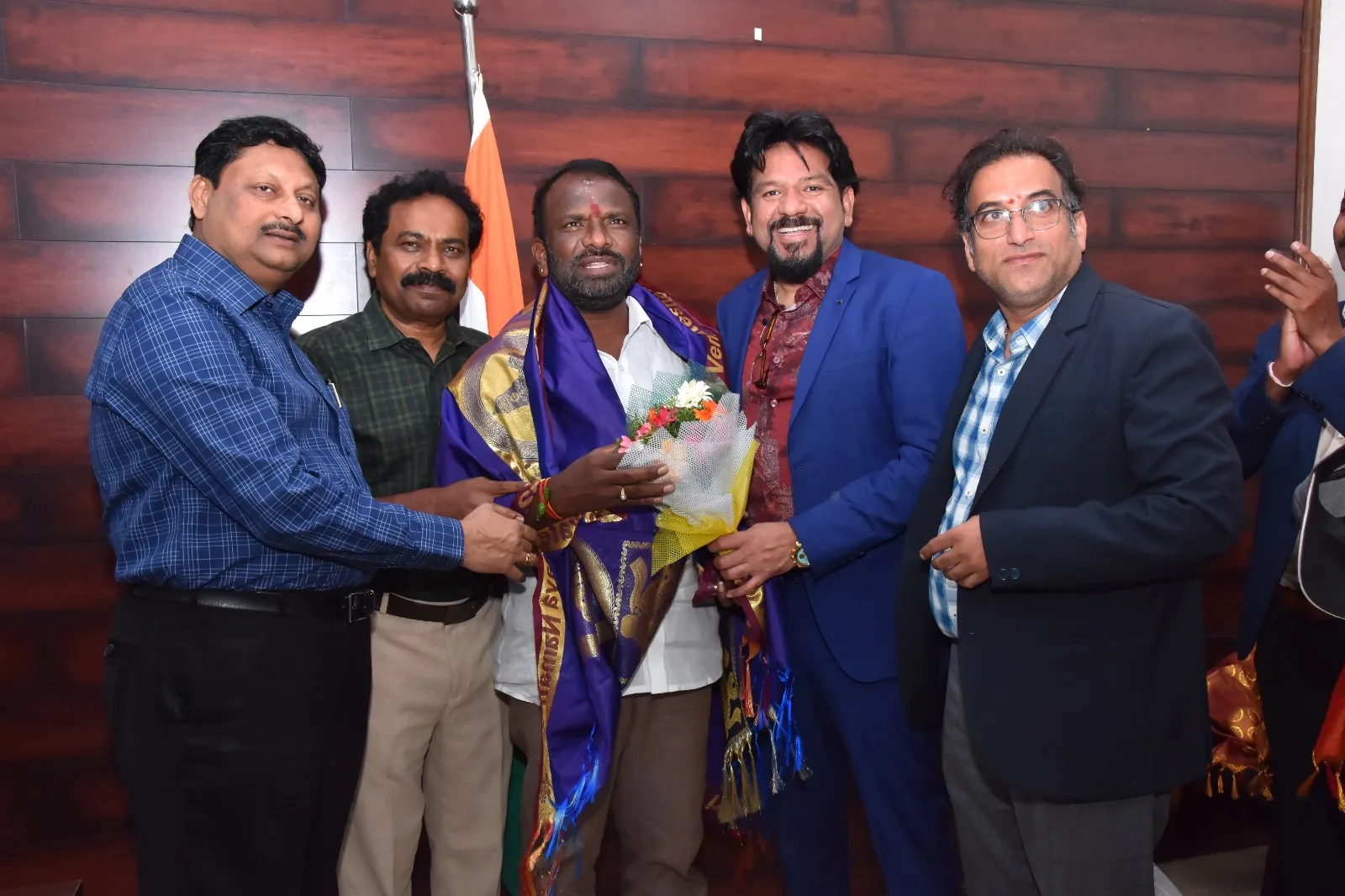 నగర మేయర్ మహంకాళి స్వామి ని మర్యాదపూర్వకంగా కలిసిన సింగరేణి వైద్యాధికారుల బృందం.