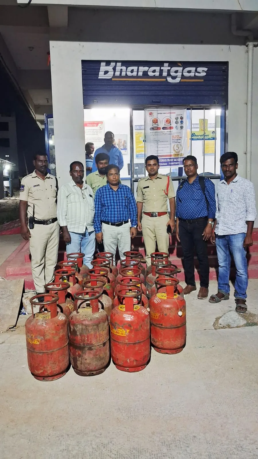 పల్ హోటల్ పై దాడి 19 గృహ సిలిండర్లను పట్టుకున్న….. జిల్లా సివిల్ సప్లై బృందం