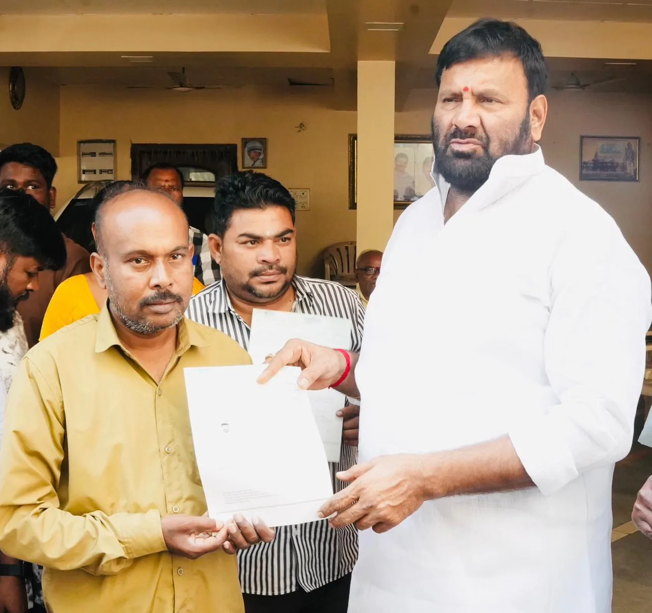 ముఖ్యమంత్రి సహాయ నిధి[CMRF] చెక్కులను పంపిణీ చేసిన మాజీ శాసనసభ్యులు కాంగ్రెస్ పార్టీ సీనియర్ నాయకుడు కూన శ్రీశైలం గౌడ్….