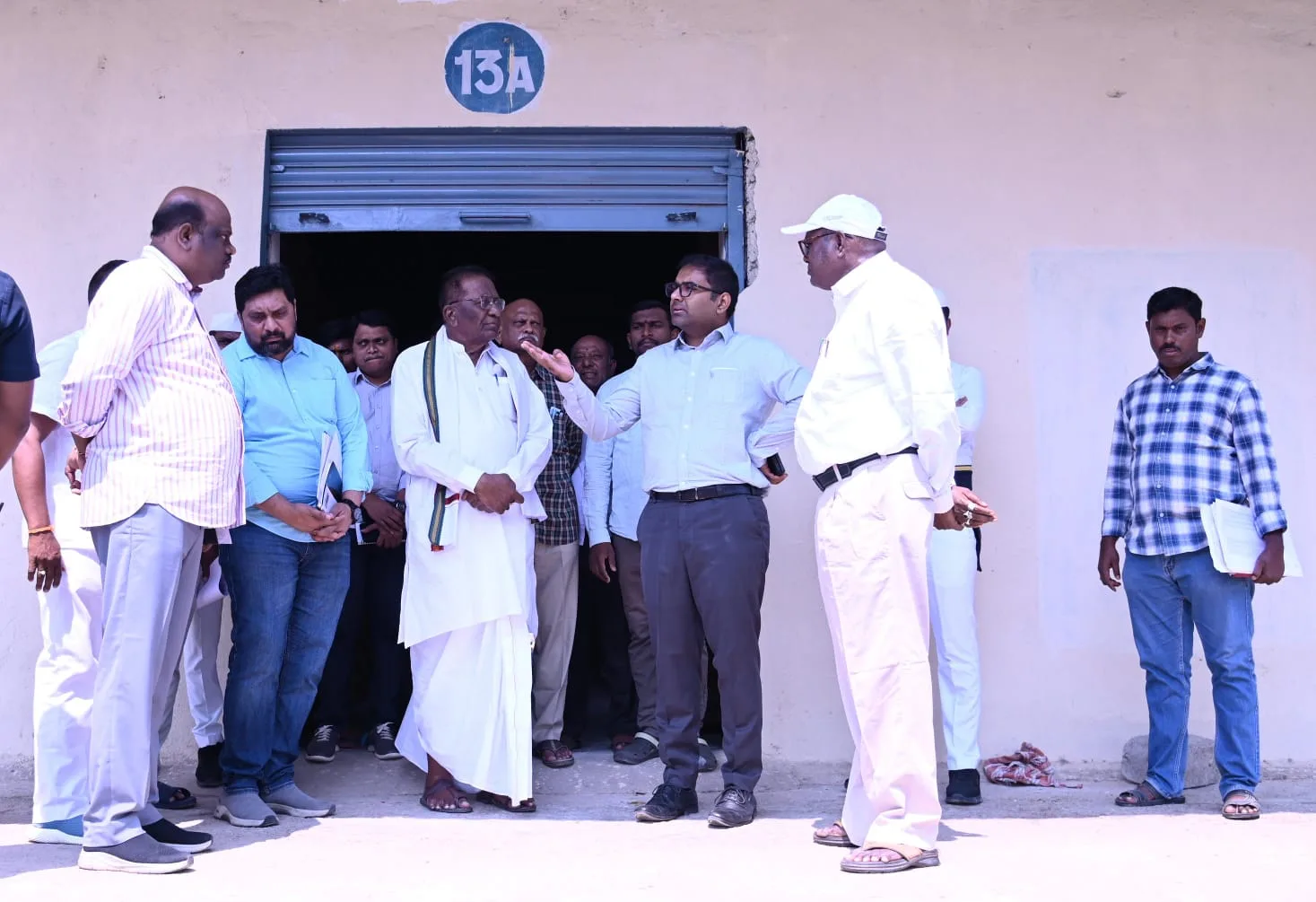 ధాన్యం స్టోర్ (నిల్వ) చేసేందుకు గోదాములలో స్థలం సిద్ధం చేయాలి.