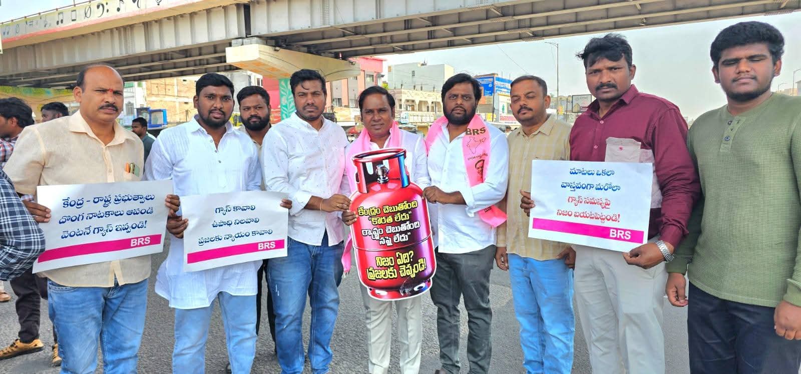 ప్రస్తుతం గ్యాస్ కొరత సమస్యతో చిన్న వ్యాపారులు తీవ్ర ఇబ్బందులు