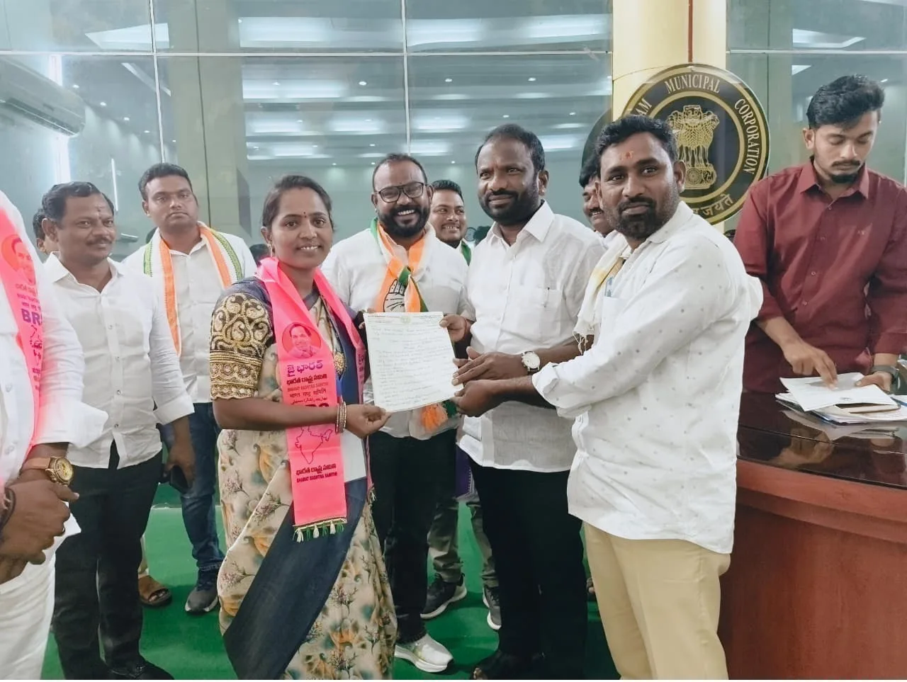 ​జనగామ గ్రామ సమస్యల పరిష్కారానికి మేయర్, కమిషనర్‌లకు వినతి పత్రం అందజేసిన కార్పొరేటర్ తోకల శ్యామని రమేష్