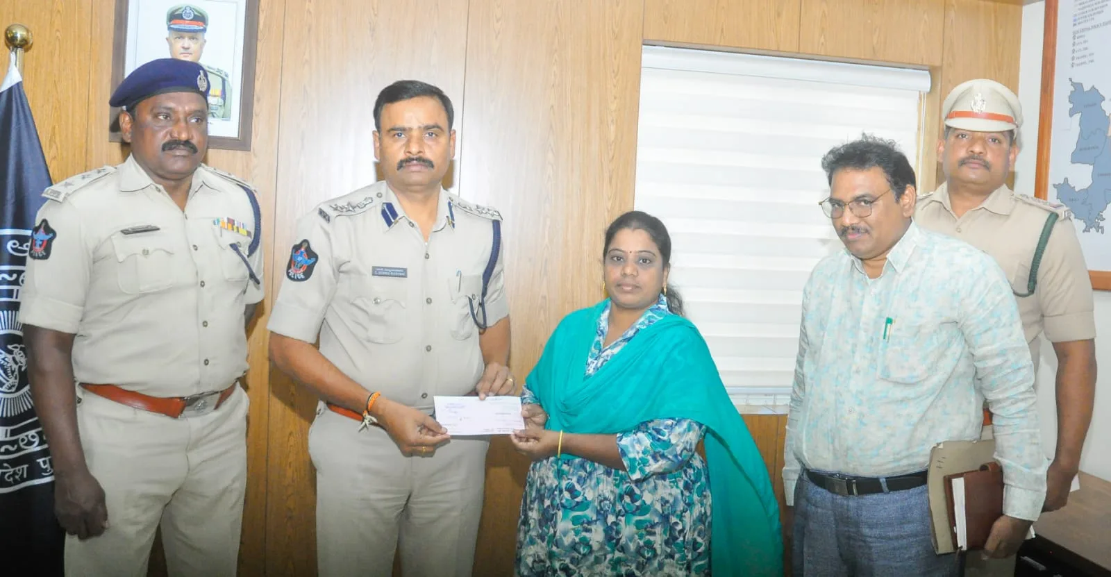 హోంగార్డుల కుటుంబాలకు జిల్లా ఎస్పీ చేయూత