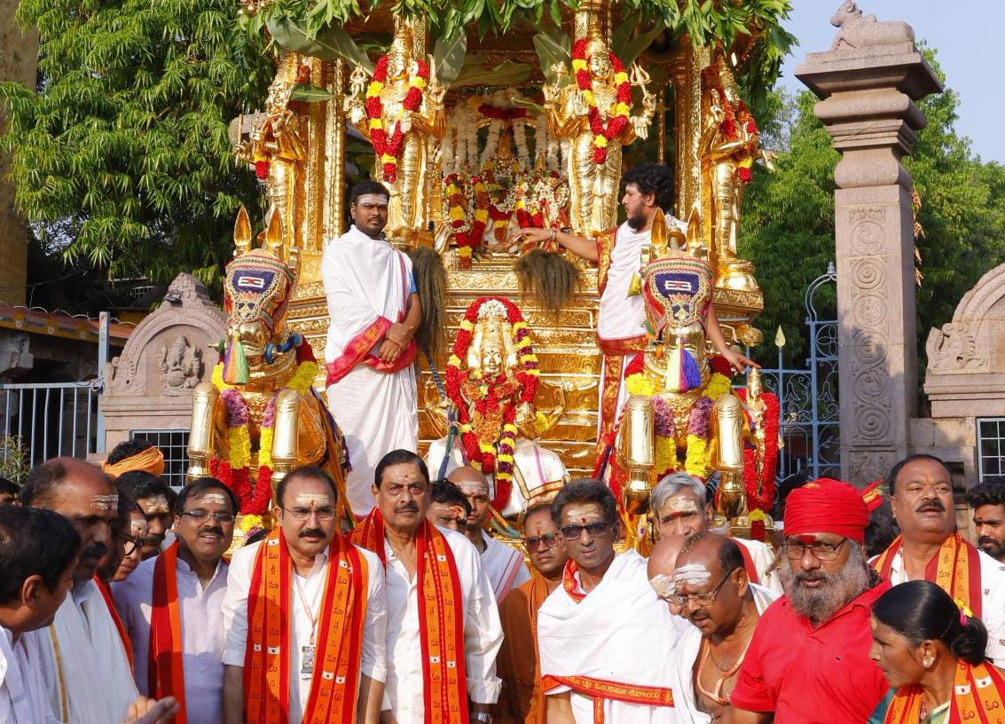 శ్రీశైలంలో ఘనంగా స్వర్ణ రథోత్సవం