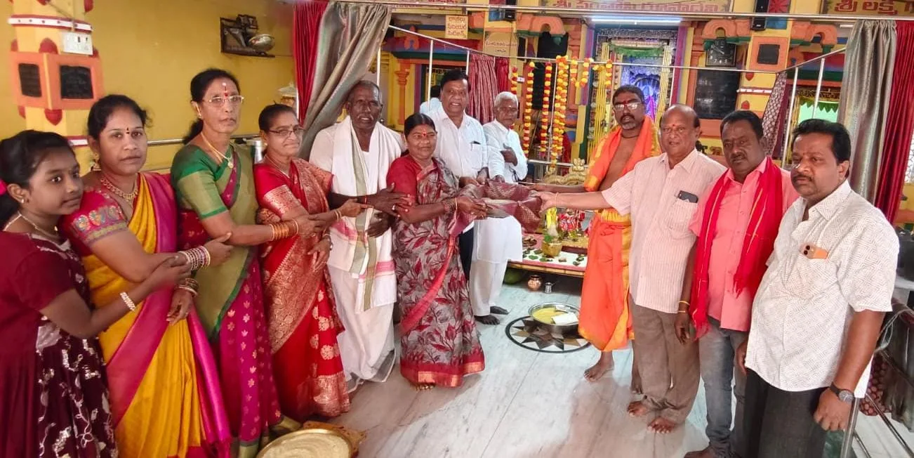 వడ్లను గోటి తో ఒలిచిన పవిత్ర తలంబ్రాల సమర్పణ
