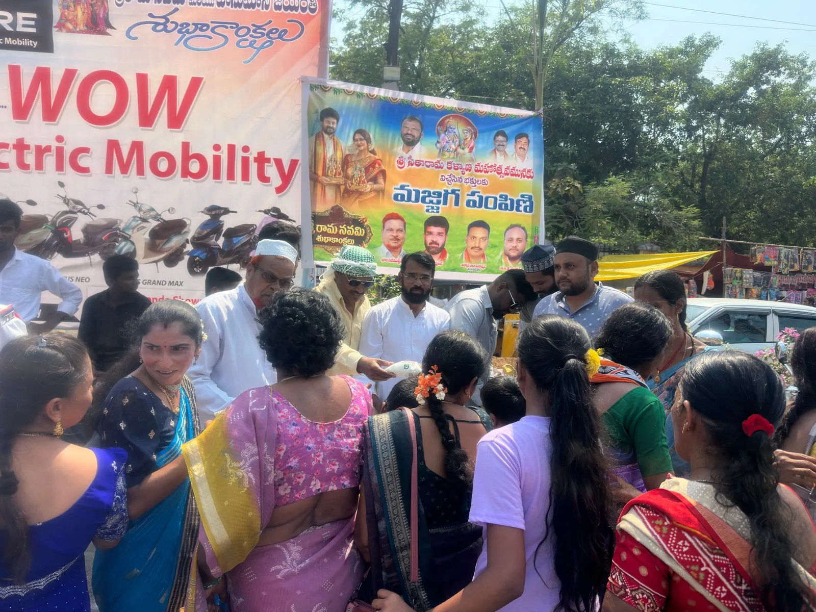 శ్రీ సీతారామ కళ్యాణ మహోత్సవం లో భక్తులకు” మైనార్టీల ” మజ్జిగ పంపిణీ