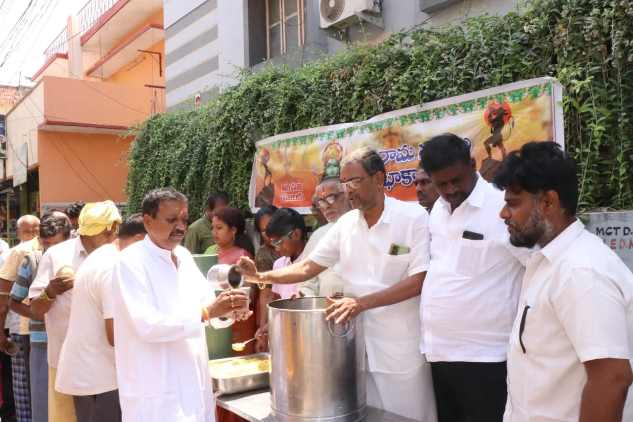 భక్తులకు మజ్జిగ, పానకం పంపిణీ