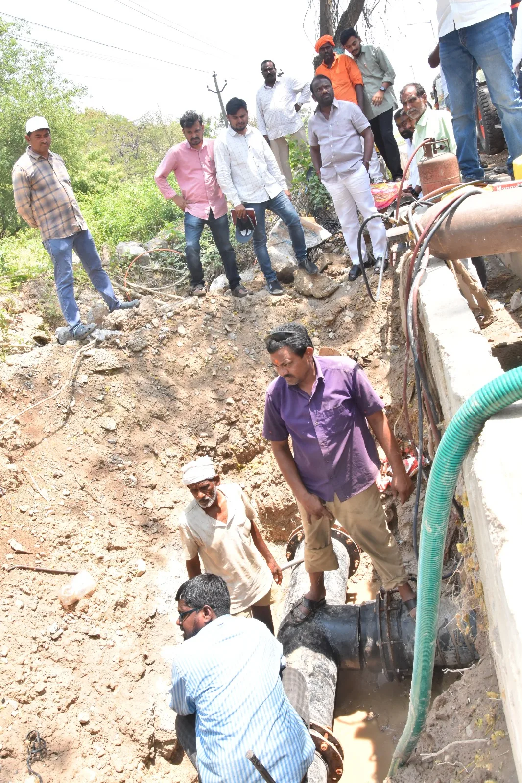 నీటి సరఫరా పైప్ లైన్లలో లీకేజీలను యుద్ద ప్రాతిపదికన అరికట్టేందుకు చర్యలు తీసుకోవాలి…..
