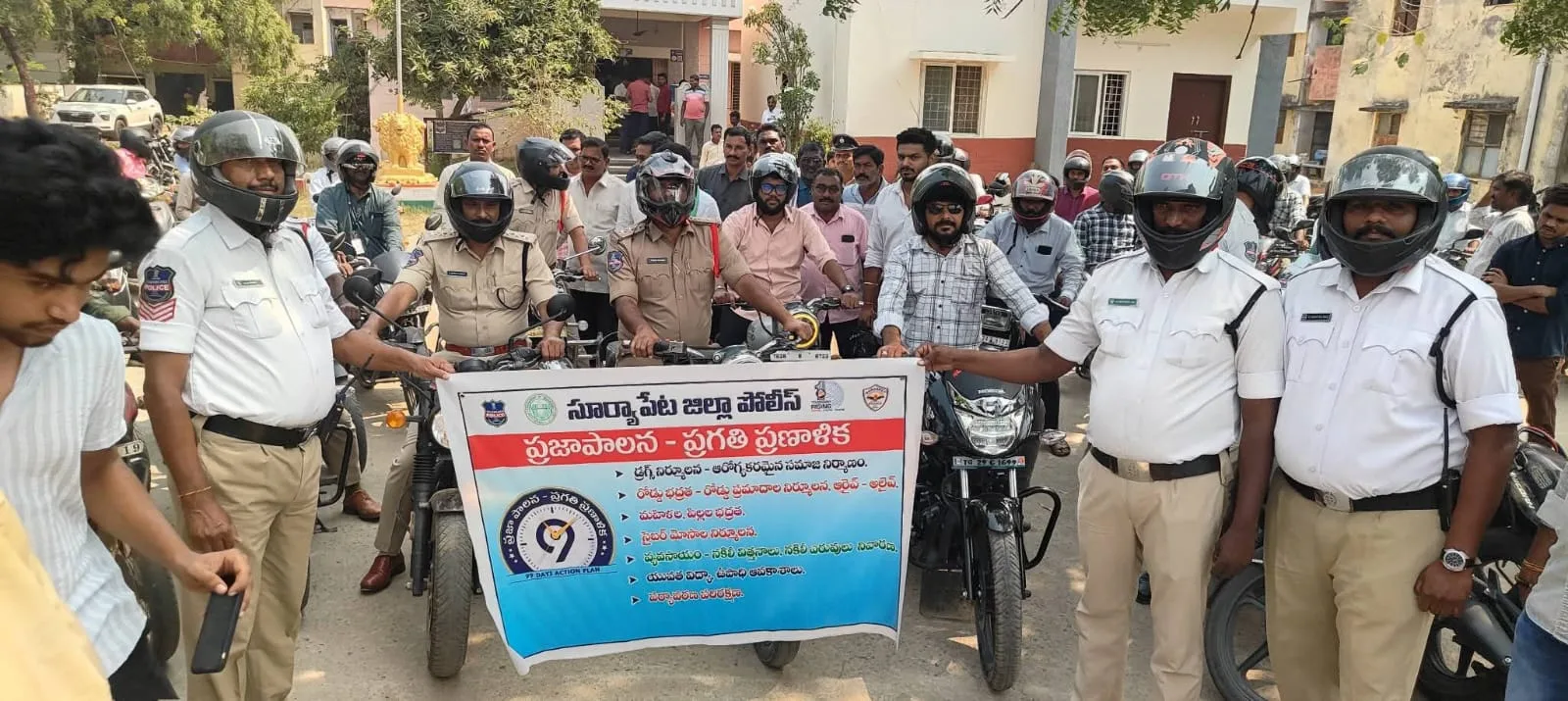 కోదాడ పట్టణంలో పోలీసు అధ్వర్యంలో హెల్మెట్ వినియోగం పై అవగాహన ర్యాలీ