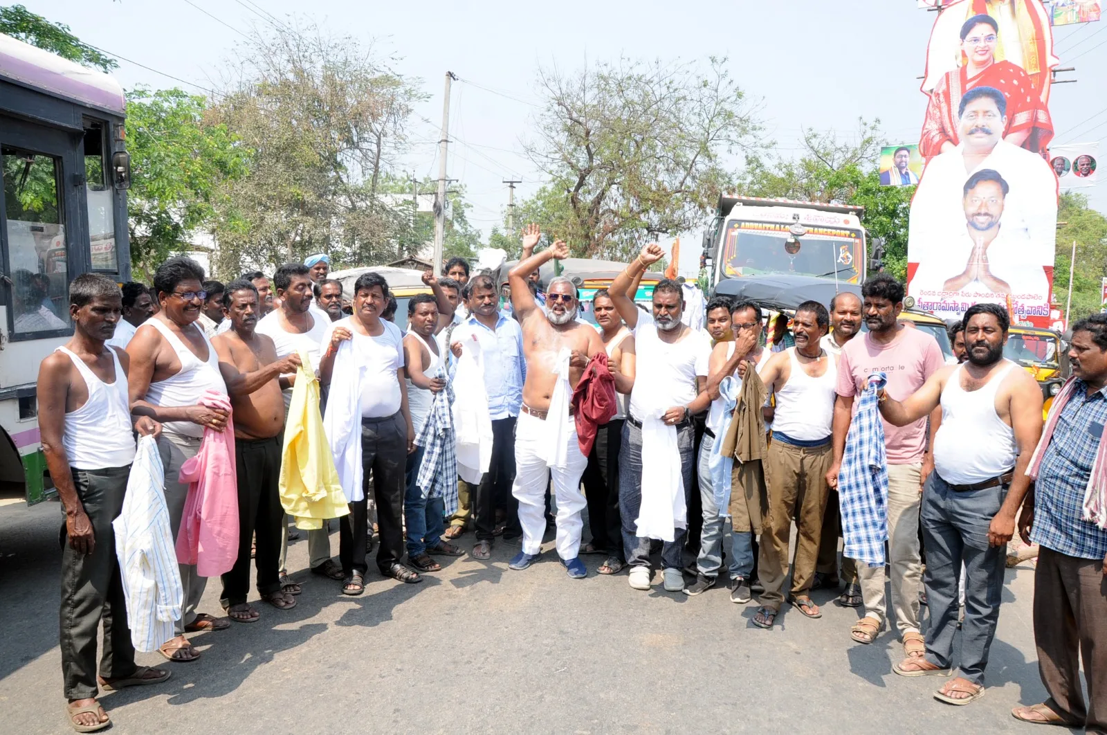 ఎం.వి.ఐ కార్యాలయం ముందు లారీ యజమానుల అర్ధనగ్న ప్రదర్శన
