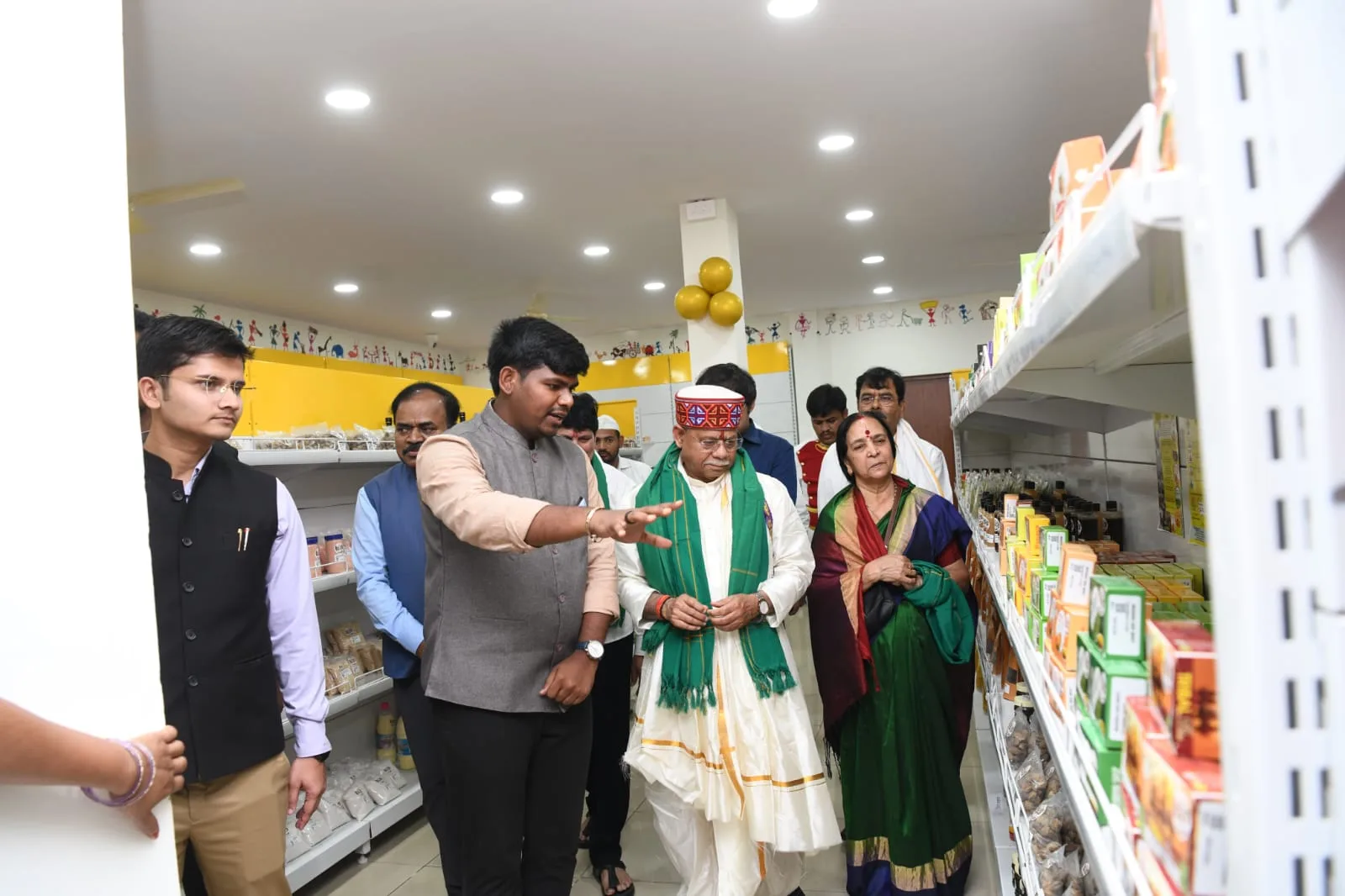 భద్రగిరి మార్ట్ ప్రారంభించిన గవర్నర్
