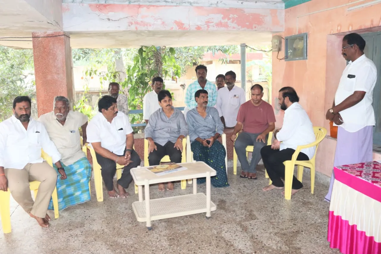 కొండూరు సుధాకర్ రెడ్డి కుటుంబాన్ని ప్రసనన్న.