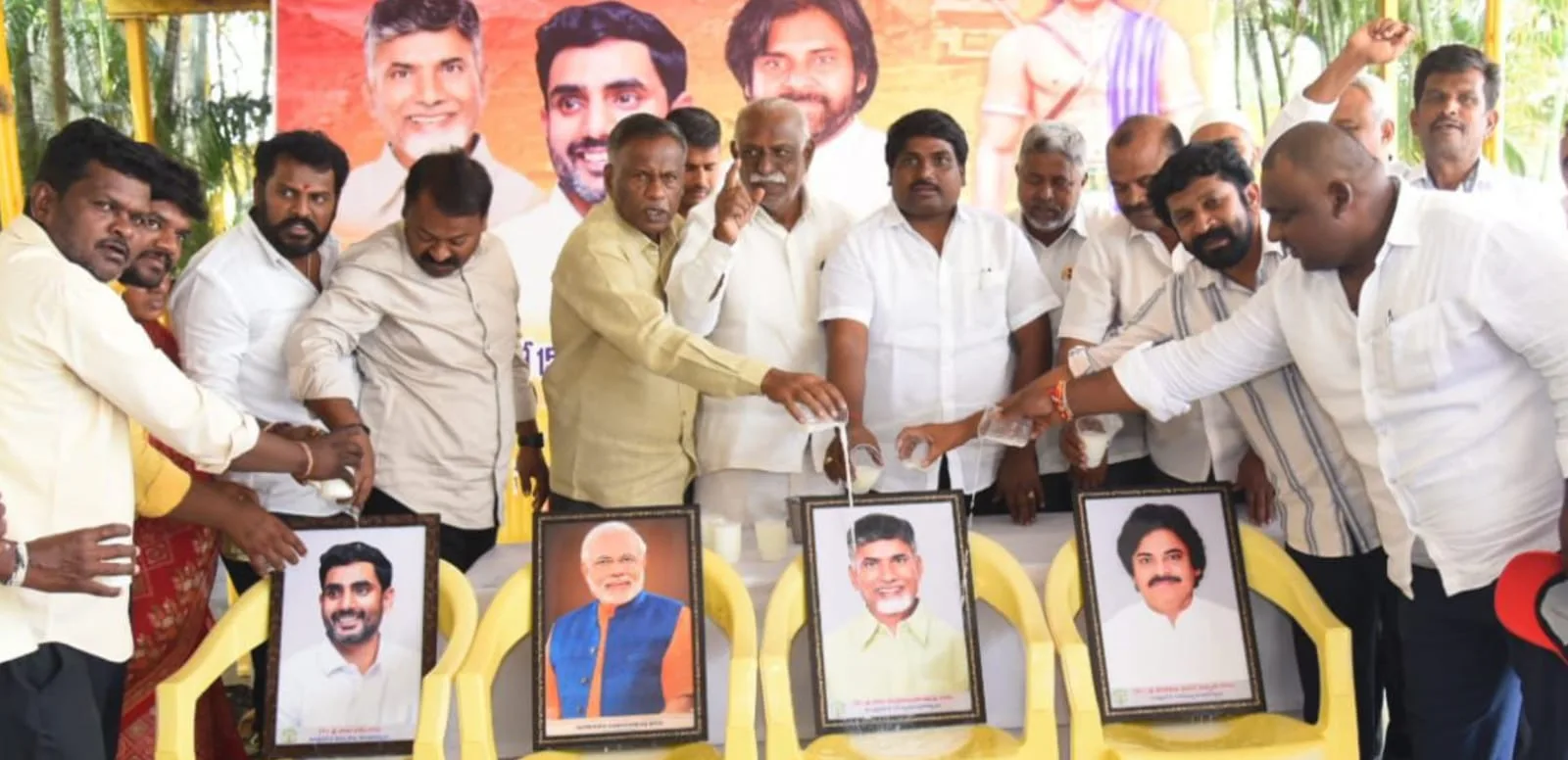 పాదయాత్ర హామీ అమలుపై పాలాభిషేకం