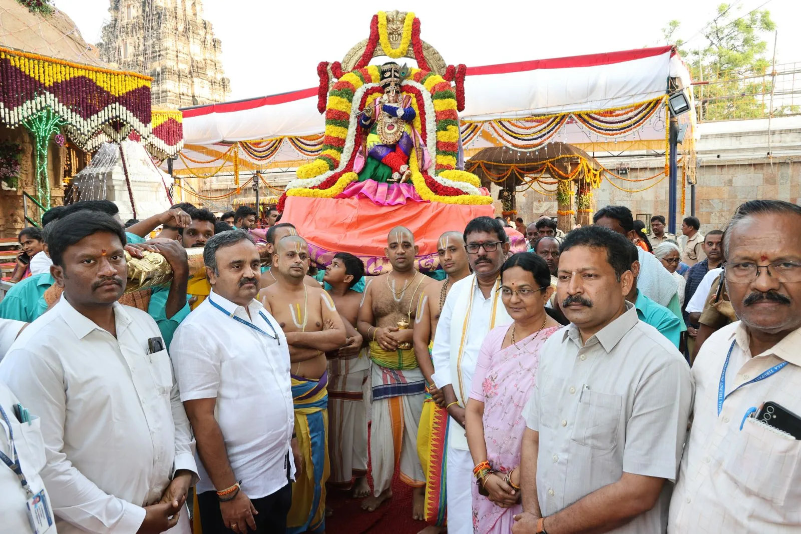 వేణుగాన అలంకారంలో శ్రీరాముడు అభయం