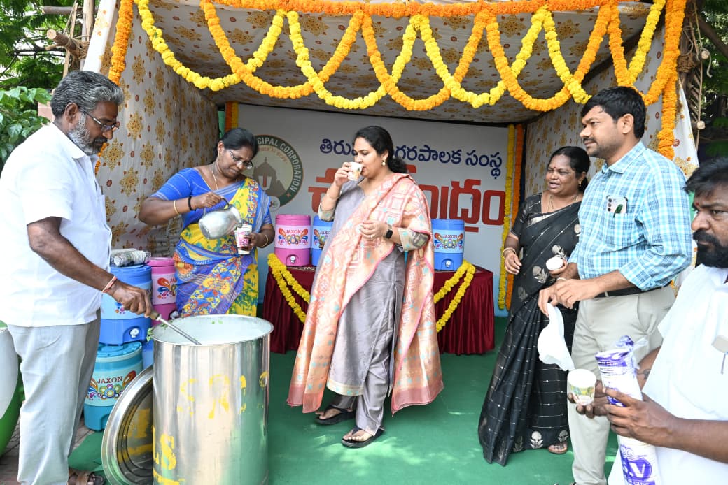 చలివేంద్రం ప్రారంభించిన కమిషనర్