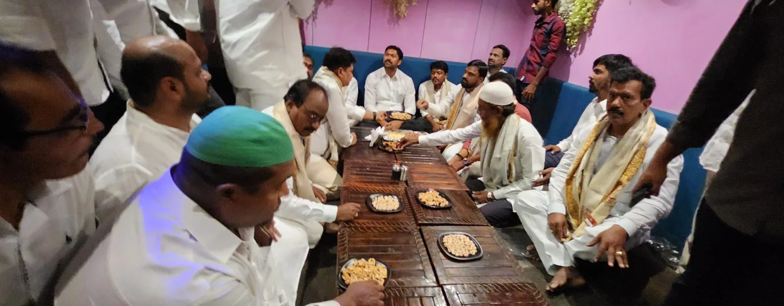 కడప నగరంలోని రెండవ గాంధీ విగ్రహం సమీపం నందు వైయస్సార్ కాంగ్రెస్ పార్టీ జిల్లా కార్యదర్శి