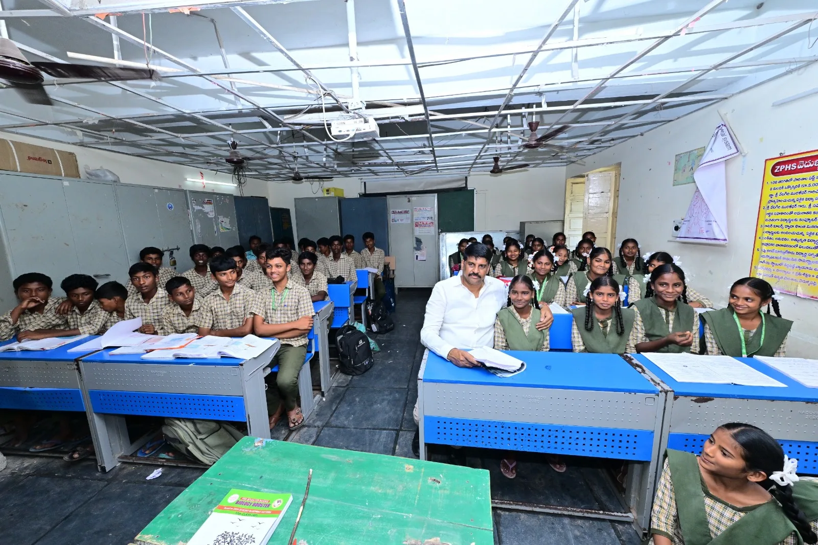 వెదుళ్ళపల్లి జెడ్పీ హైస్కూల్‌లో ఎమ్మెల్యే శ్రీ వేగేశన నరేంద్ర వర్మ రాజు ఆకస్మిక తనిఖీ: నాసిరకం కోడిగుడ్లపై ఆగ్రహం