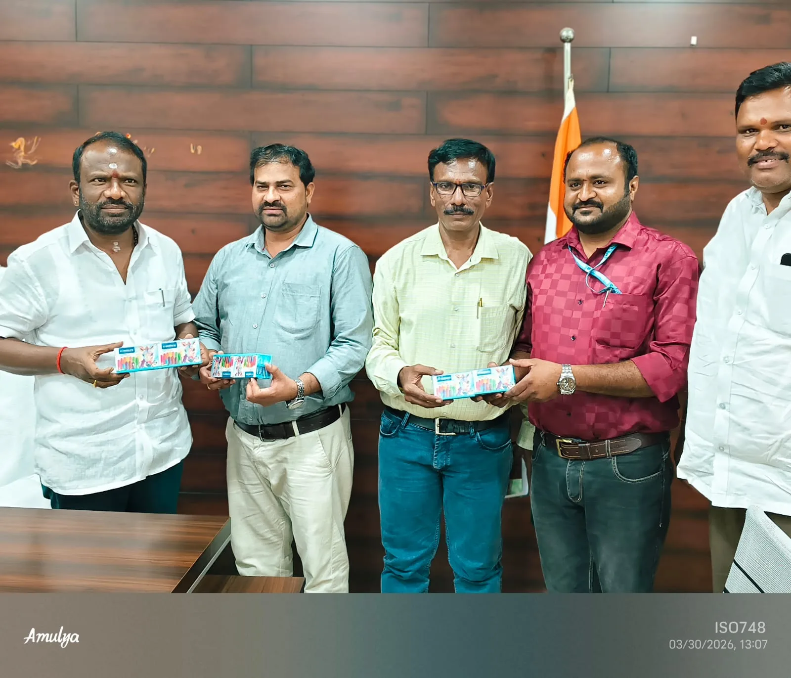 సందర్శకుల నుండి శాలువాలు ,పుష్పగుచ్చాలకు బదులుగా నోట్ బుక్స్