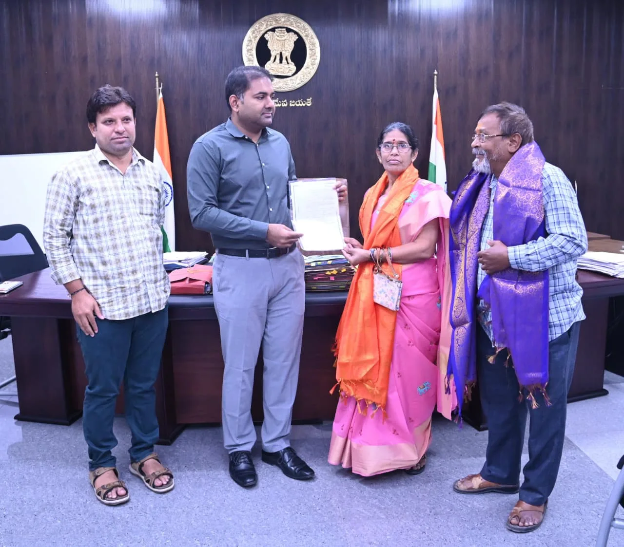 డబుల్ బెడ్ రూమ్ గృహాన్ని తిరిగి అప్పగించిన దంపతుల ను ప్రశంసించిన జిల్లా కలెక్టర్ కోయ శ్రీ హర్ష….