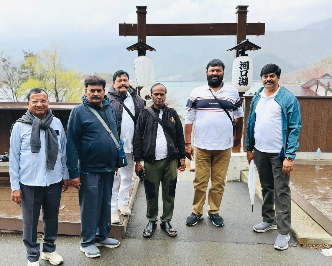 స్నేహితులతో కలిసి మాజీ ఎమ్మెల్యే కూన శ్రీశైలం గౌడ్