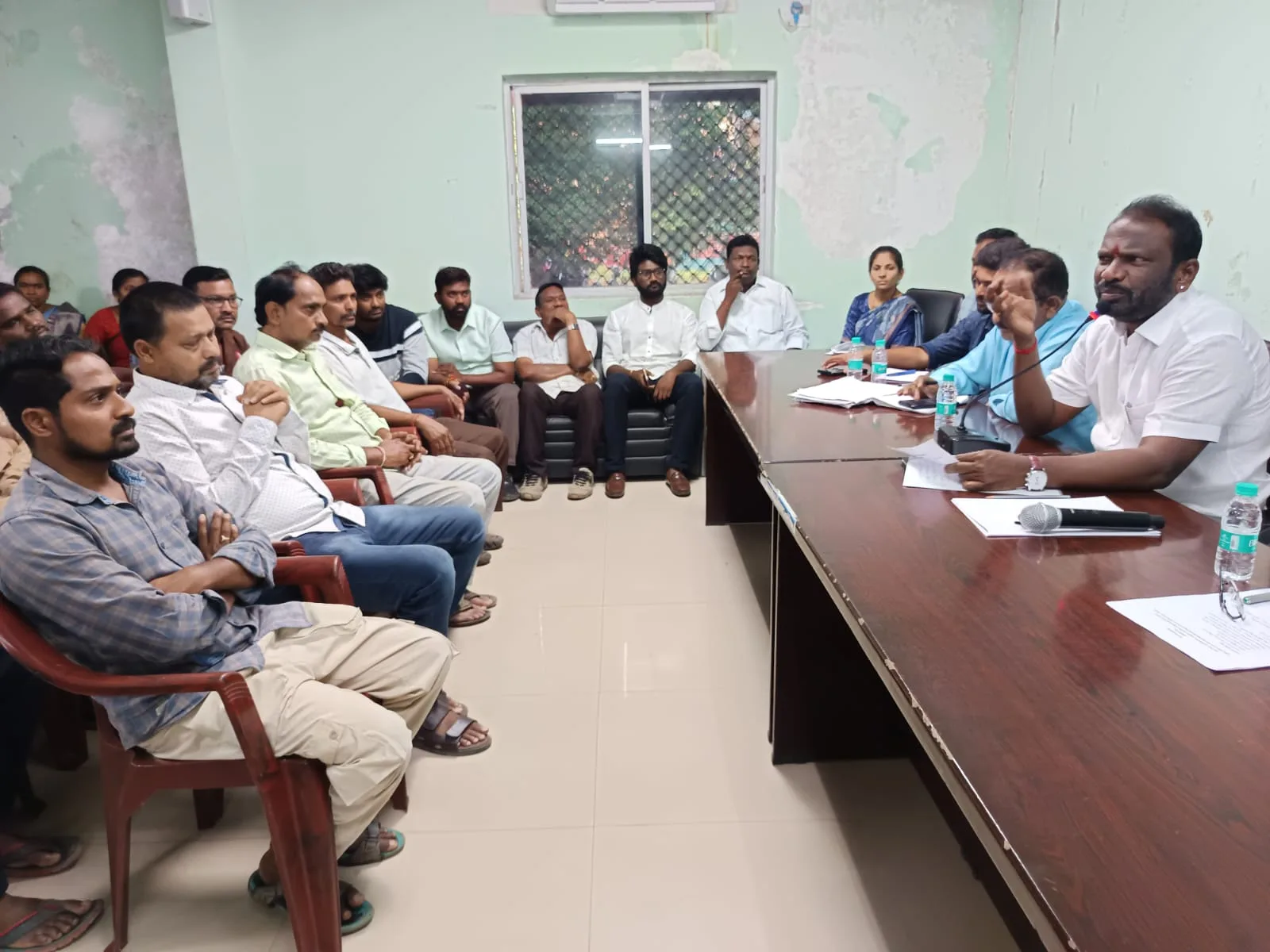 కాలువలో వ్యర్థాలు వేయకుండా పళ్ళు, కూరగాయలు, మాంసం వ్యాపారులు సహకరించాలి….