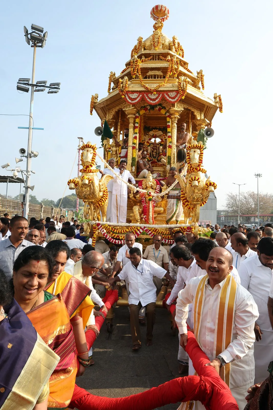 స్వర్ణరథంపై శ్రీ మలయప్ప కటాక్షం