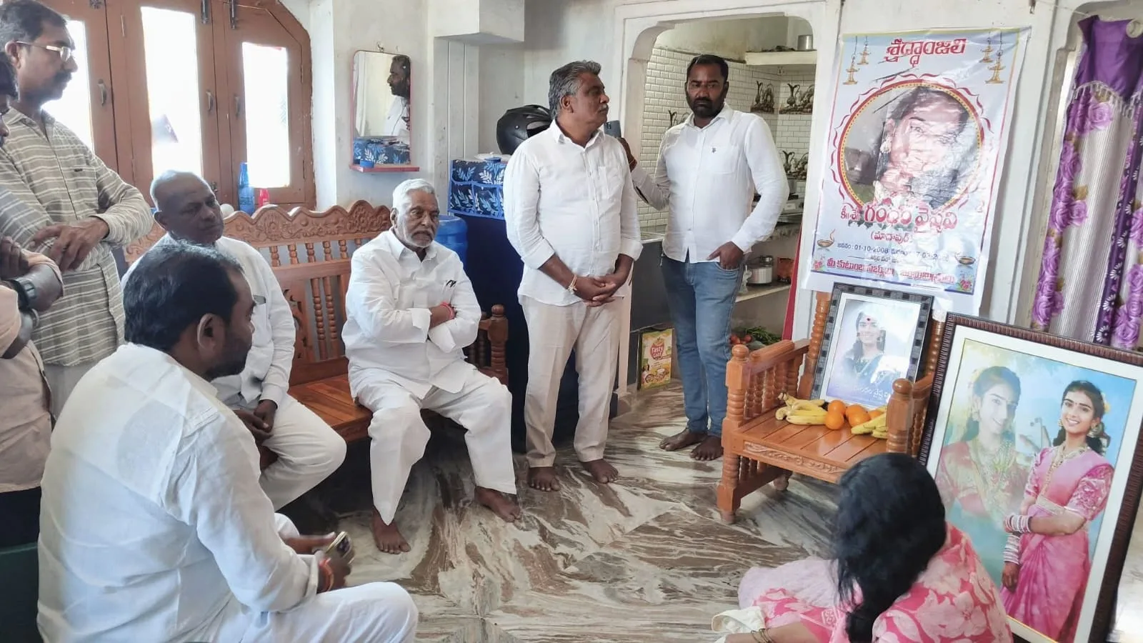 యూట్యూబర్ వైష్ణవి కుటుంబ సభ్యులకు మాజీ మంత్రి జీవన్ రెడ్డి పరామర్శ