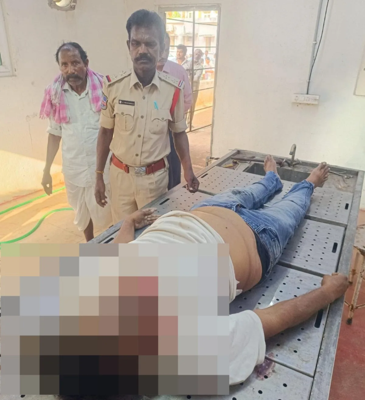 సూర్యాపేట సమీపంలో రోడ్డు ప్రమాదం: కాంట్రాక్ట్ టీచర్ మృతి