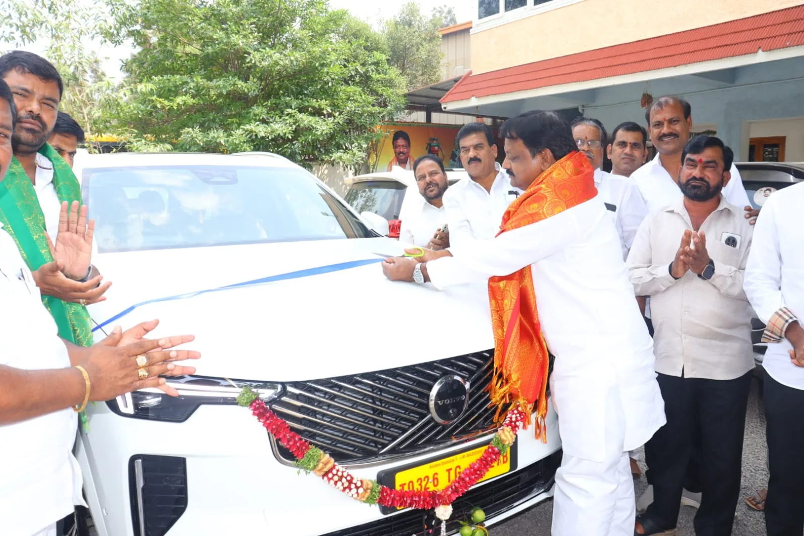 ప్రగతి నగర్ సీనియర్ కాంగ్రెస్ నాయకులు బొమ్ము వేంకటేశ్వర రెడ్డి (తతి రెడ్డి) ఎక్సి 90 వాహనం