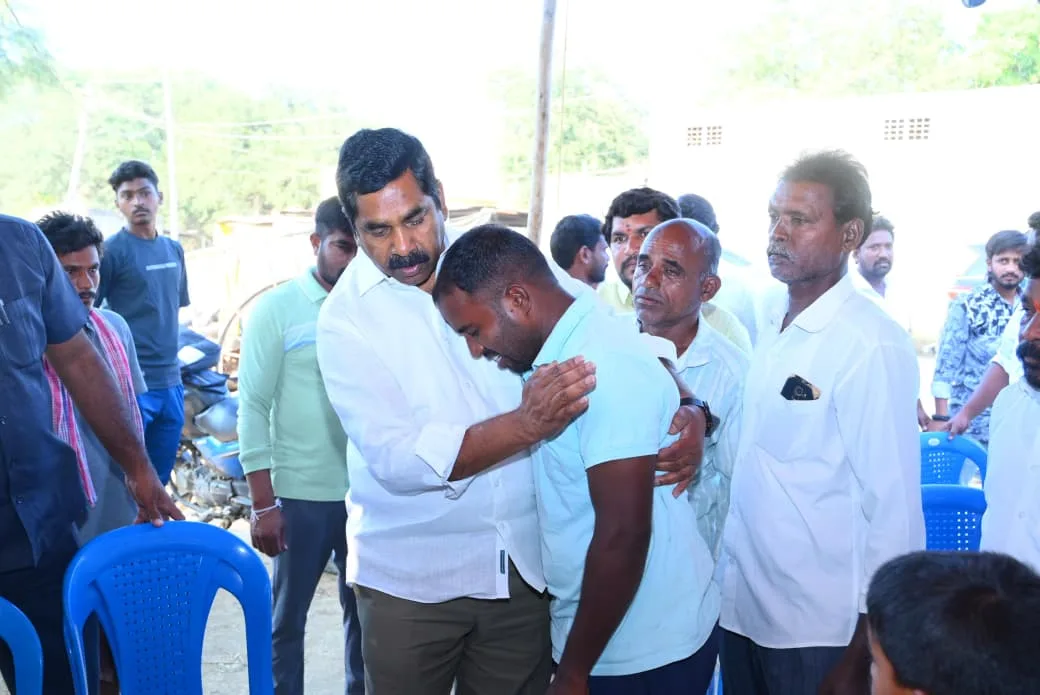 అడ్డగట్ట మన్విత్ కుటుంబ సభ్యులను పరామర్శించిన ఎమ్మెల్యే నాగరాజు , జిల్లా యూత్ అధ్యక్షుడు దిలీప్ రాజ్