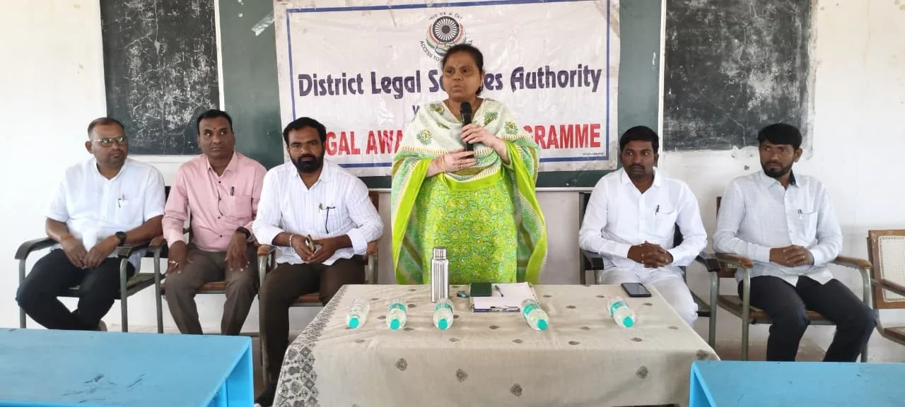 చట్టాల పైన అవగాహన కలిగి ఉండాలి………… జిల్లా సీనియర్ సివిల్ జడ్జ్ వి. రజని.