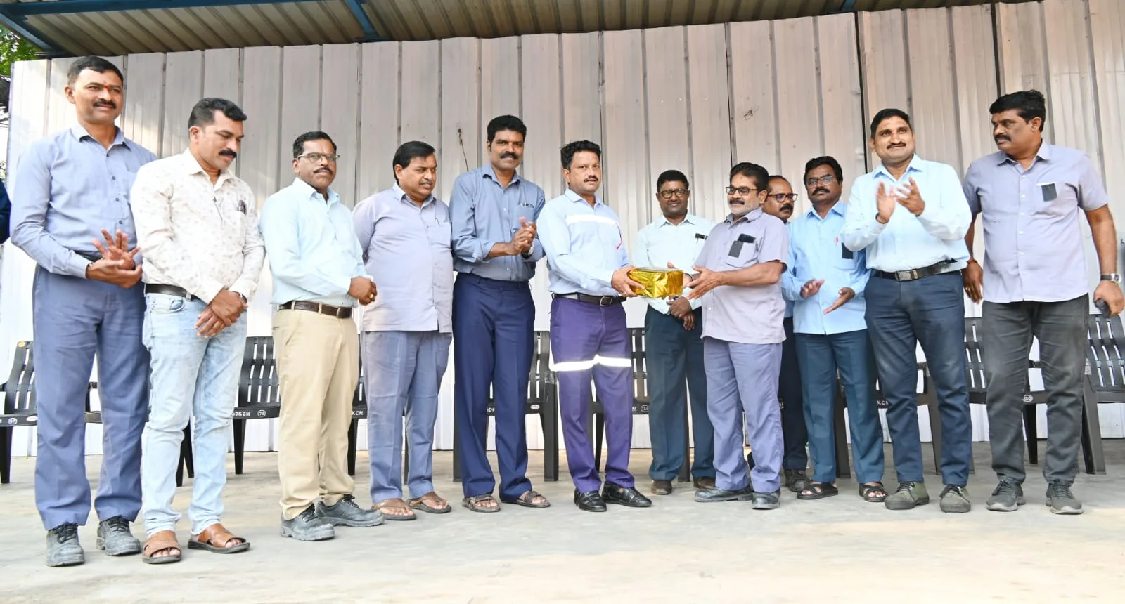 ఆర్.జి-1 ఓసి.5 ప్రాజెక్ట్ నందు ఉత్పత్తి ఉత్పాదక లక్ష్యా సాధనలో కార్మికులను అభినందించిన ఆర్జీవన్ జిఎం లలిత కుమార్.