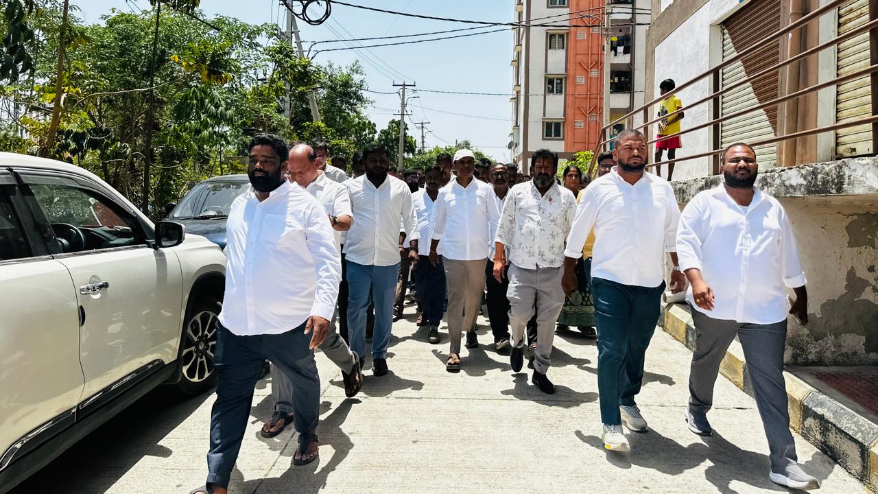 డబుల్ బెడ్ రూమ్ ఇండ్ల సముదాయంలో సమస్యల పరిష్కారానికి కృషిచేస్తా