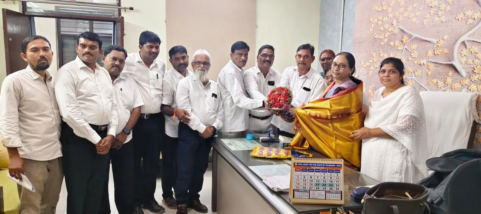 జిల్లా జడ్జిని కలిసిన నూతనంగా ఎన్నికైన కోదాడ బార్ అసోసియేషన్ కార్యవర్గం