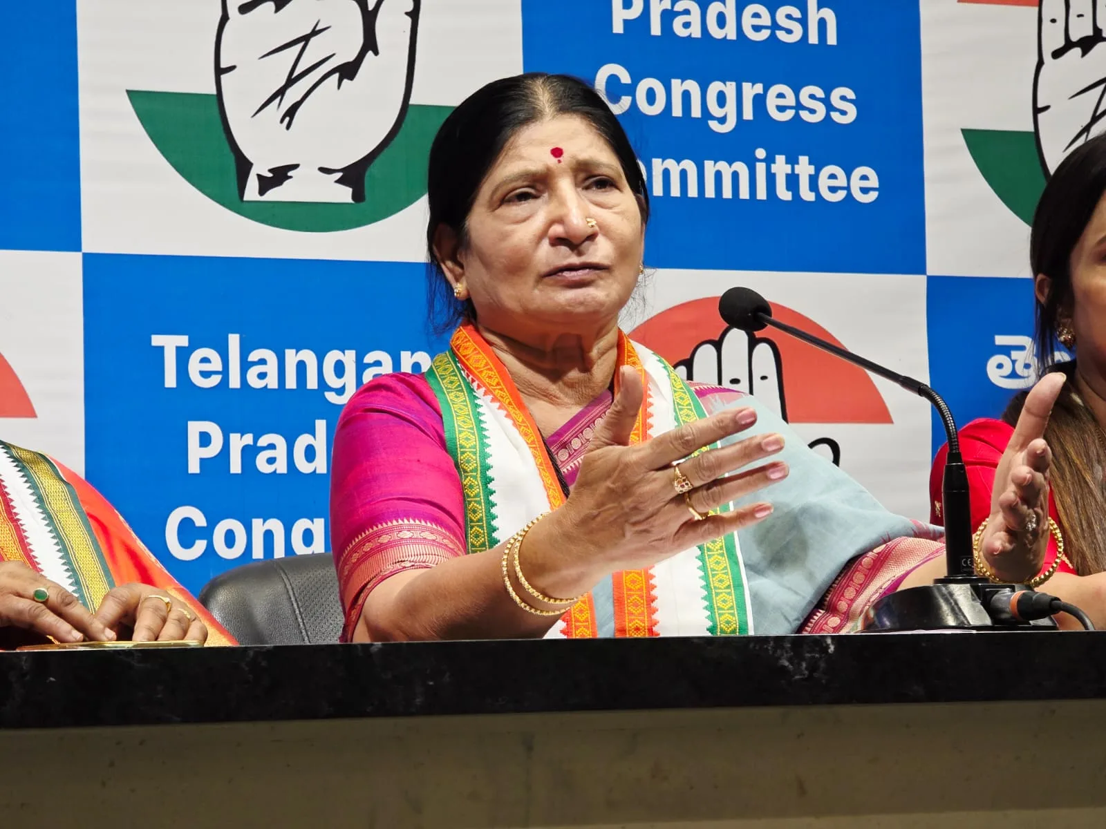 ప్రధాని నరేంద్ర మోడీ దేశ ప్రజలకు క్షమాపణ చెప్పాలి..