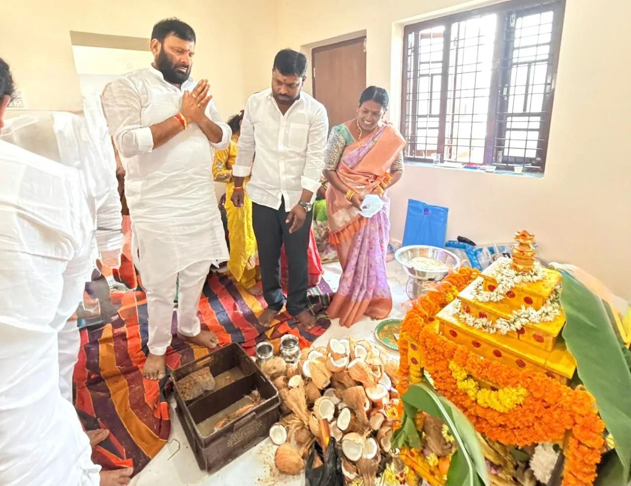 గృహప్రవేశ వేడుకల్లో పాల్గొన్న మాజీ శాసనసభ్యులు కూన శ్రీశైలం గౌడ్…..