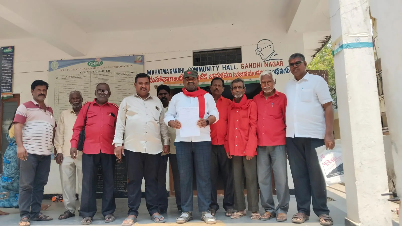 రోడ్డు ఆక్రమణలను తొలగించండి.