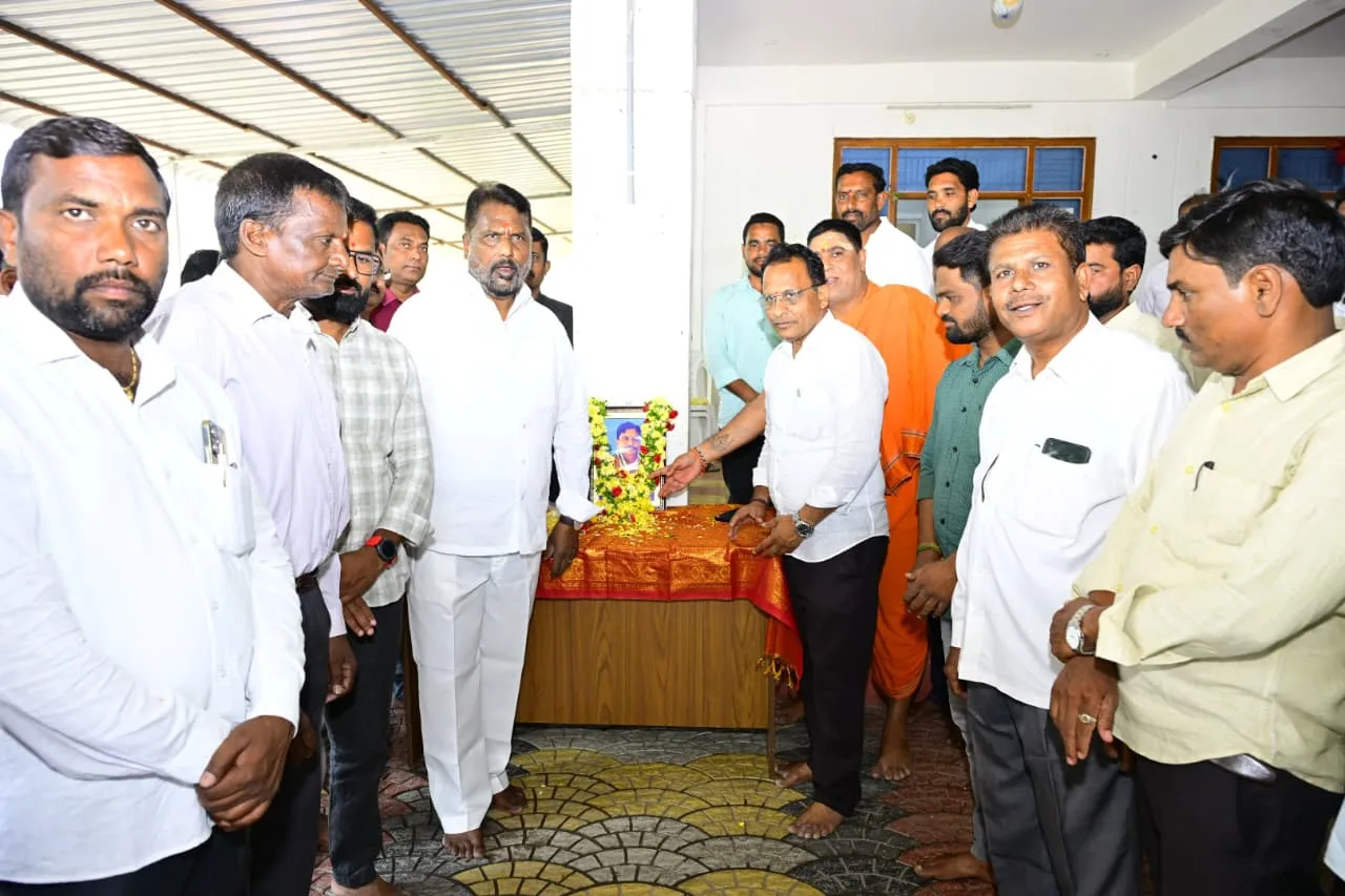 స్వర్గీయ శ్రీపాద రావు సేవలు మరువలేనివి..