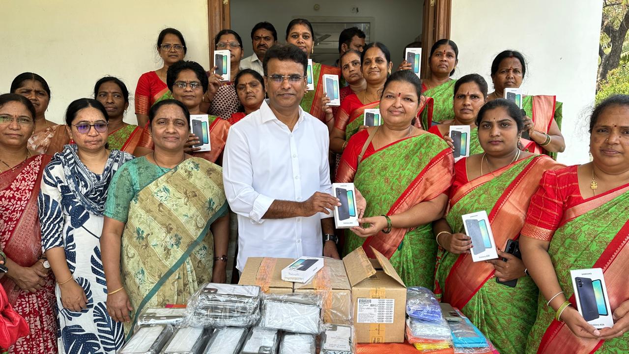 బిఆర్ఎస్ ఎల్పి విప్, ఎమ్మెల్యే కేపీ. వివేకానంద్ చేతుల మీదుగా అంగన్ వాడి టీచర్లకు నూతన “సెల్ ఫోన్లు”