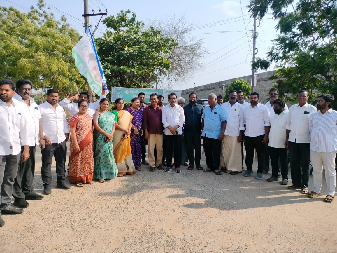జగన్మోహన్ రెడ్డికి ఆహ్వానం పలకడానికి వెళ్లిన కోవూరు వైసీపీ నేతలు