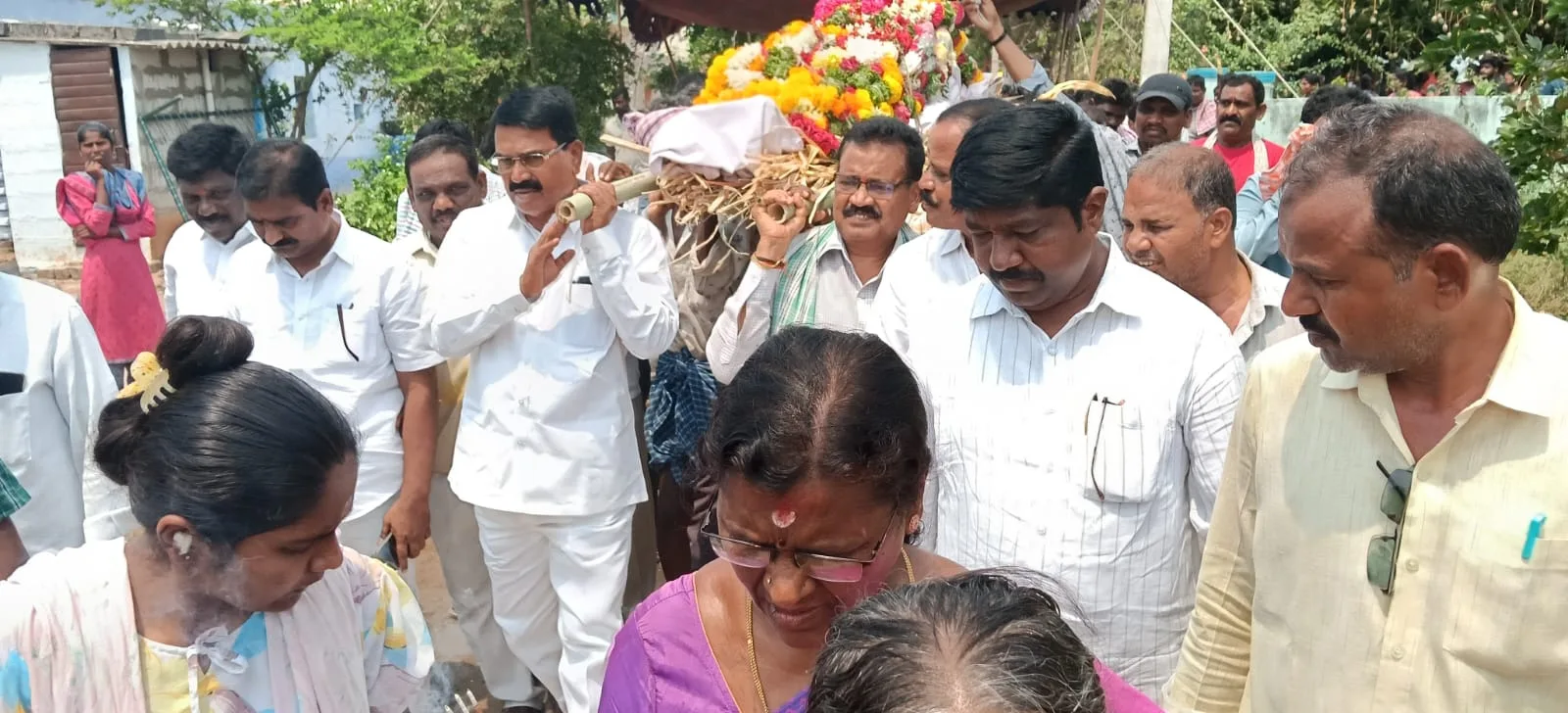 తెలంగాణ ఉద్యమకారుని అంతిమయాత్రలో పాల్గొని పాడెమోసిన .మాజీ మంత్రి