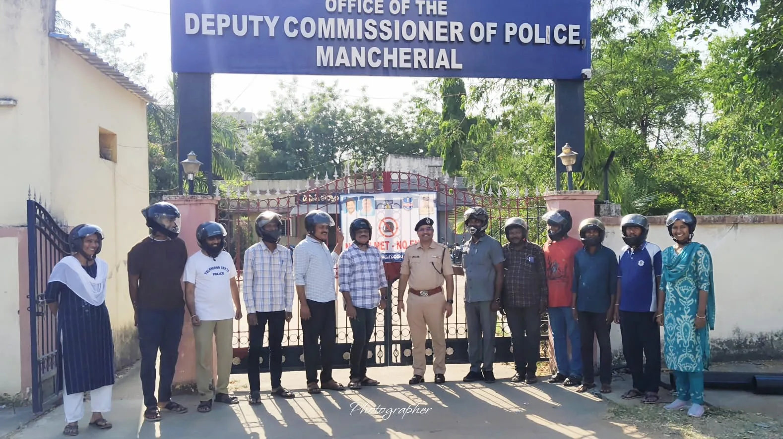 అరైవ్ అలైవ్”లో భాగంగా మంచిర్యాల డీసీపీ కార్యాలయంలో ‘నో హెల్మెట్ – నో ఎంట్రీ’